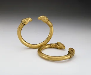 Paire de bracelets avec des têtes de bélier (bronze et or)